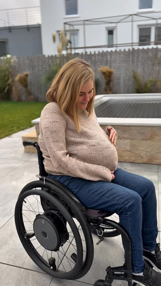 Mit einer Behinderung eine Familie zu gründen bedeutet nicht, dass ich eine schlechte Mutter bin. Manche Dinge sind vielleicht etwas schwieriger, aber wir sind kreativ und finden immer eine Lösung.
Durch solche kreativen Lösungen sehen bei Eltern mit Behinderung sicherlich einige Dinge anders aus, aber das ist nichts negatives.
Für unsere Tochter ist es einfach selbstverständlich, dass ich im Rollstuhl sitze und gemeinsam werden wir zu einem immer stärkeren Team. 🥰💪🏼