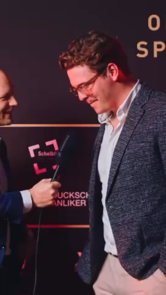 🎤 Kurzinterview #4 – Oberaargauer Sportgala 2025
Diesmal vor der Kamera: Eric Frei von LUMEOS, der mit seinem Team die Fotos und Videos des Abends produziert hat – darunter auch unsere Interview-Serie. 🎥
👉 Was sein Bauch mit seinem persönlichen Highlight des Abends zu tun hat?
▶️ Video starten und selbst herausfinden!
#SportgalaOberaargau #Kurzinterview #DonnerstagClub #Oberaargau