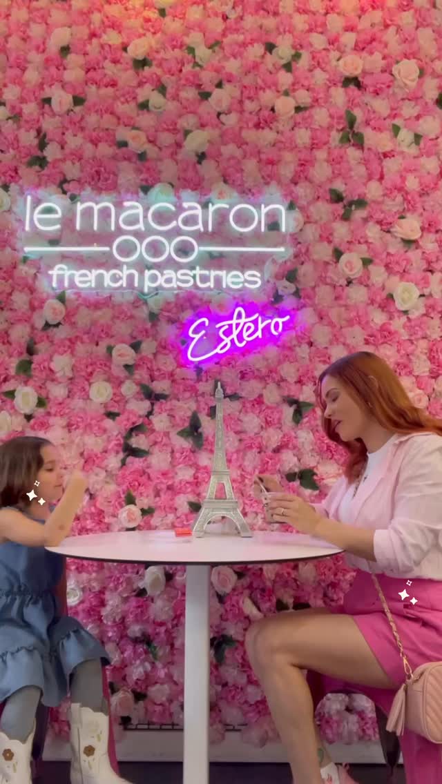 Às vezes os melhores momentos não são viagens grandes…
�são as pequenas pausas que a gente decide fazer.
Eu e minha filha fomos em um mommy-daughter date no @lemacaron.estero French Pastries em Estero e foi uma daquelas tardes simples que acabam virando memória.
O lugar é pequeno, mas muito aconchegante.
Os donos são um casal francês super simpático que recebe todos os clientes falando francês.
�Até o chef é francês e faz tudo fresco ali mesmo.
Experimentamos:
• Affogato�• Pain au chocolat�• Latte�• Macarons
E claro… levamos uma caixa com 12 macarons para casa para dividir com todo mundo.
Eles também têm macarons sem glúten e várias opções de sobremesas francesas.
Se você estiver em Southwest Florida, vale muito a pena conhecer.
📍 Le Macaron French Pastries – Estero
Você já foi?
🇺🇸 🇺🇸 🇺🇸
Sometimes the best memories aren’t big trips…
�they’re the small afternoons you decide to slow down.
My daughter and I went on a mommy-daughter date to Le Macaron French Pastries in Estero and it turned into one of those simple moments that stay with you.
The shop is small but incredibly cozy.
The owners are a French husband and wife who greet guests in French, and even the chef is French and prepares everything fresh.
We tried:
• Affogato�• Pain au chocolat�• Latte�• Macarons
And of course… we brought home a box of 12 macarons for everyone else.
They even offer gluten-free macarons, which is great for families with dietary restrictions.
If you’re in Southwest Florida, this little spot is worth stopping by.
📍 Le Macaron French Pastries – Estero
Have you been here before?
#EsteroFL #swfl #swflfoodies #macaron