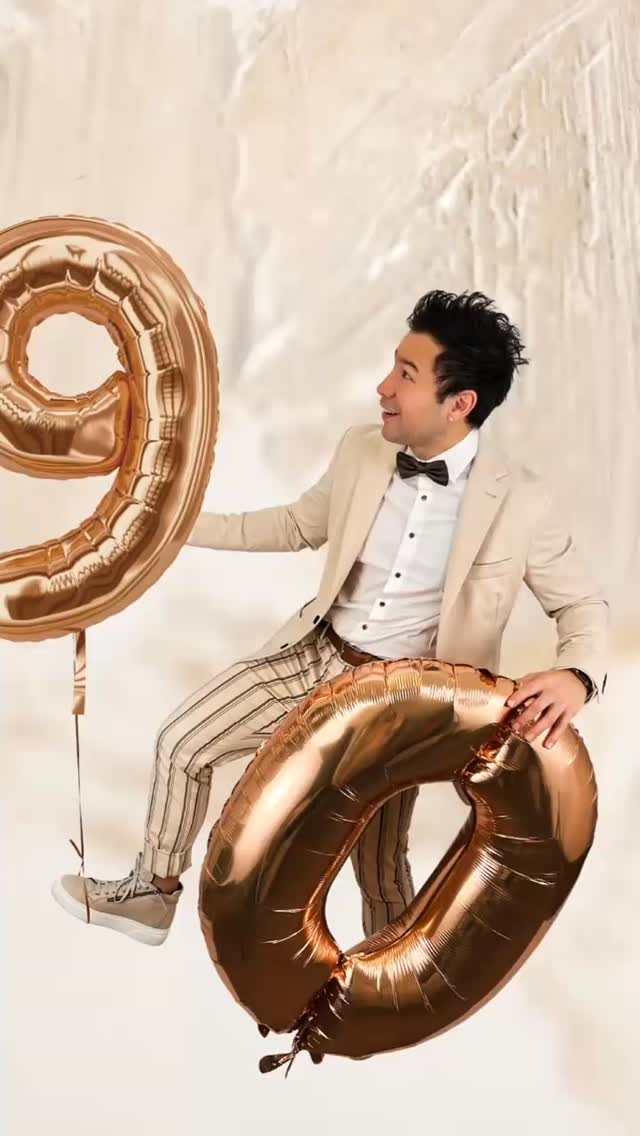 90 Jahre MODE GAMMA 🎂✨
Und ganz ehrlich? Wir fühlen uns kein bisschen wie 90. 😉 Das liegt wohl daran, dass Mode jung hält. 🤍
90 klingt nach ganz viel Geschichte. Ist es auch… vielleicht hast Du unser letztes Reel dazu bereits gesehen?
Wir sind unfassbar dankbar für diese lange Modegeschichte. Deshalb wird dieses Jahr gefeiert. 🥂
Wir freuen uns, Dich speziell während unserer Jubiläumswochen bei @modegamma zu begrüssen!✨
#ModeGamma #anziehendanders #Muenchwilen #90JahreModeGamma #HappyBirthdayToUs #Familienunternehmen #Seit1936