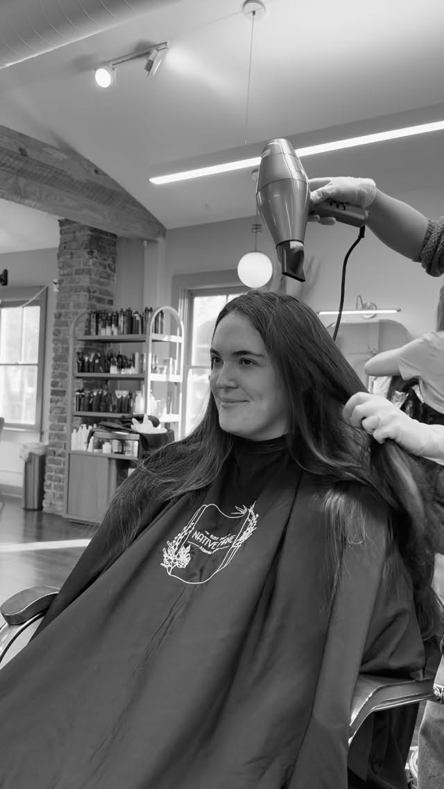 If your hair feels flyaway and staticky, check your blow dryer.
Ionic dryers use negative ions to neutralize static and smooth the cuticle.
One of our favorite simple salon tricks.
Save this tip for later ✨