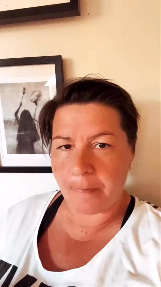 Ingen människa kan leva ett autentiskt liv utan att någon ibland blir besviken.
Denna reel delade jag för några år sedan och den är fortfarande väldigt aktuell.
Att leva autentiskt liv där någon kan bli besviken
betyder inte att någon gör fel.
Det betyder att vi har slutat leva efter andras förväntningar. Många kallar det ego. Men frågan kan ställas enklare:
Lever vi våra liv ”för”, andra människor?
Eller lever vi våra liv ”tillsammans med”, andra människor?
Att leva för andra är att överge sig själv.
Att leva utan andra är att stänga hjärtat.
Men att leva tillsammans…
är att stå i sin sanning och möta andra därifrån.
Och det är där verkliga relationer börjar. 🌿
✨Hur tänker du egentligen om detta?
P.s Du har väl inte missat eventet den 1.2.3 maj? Gå in på hemsidan i bio och klicka på event.👍
#trygghet
#klarhet
#mening
#psykiskohälsa