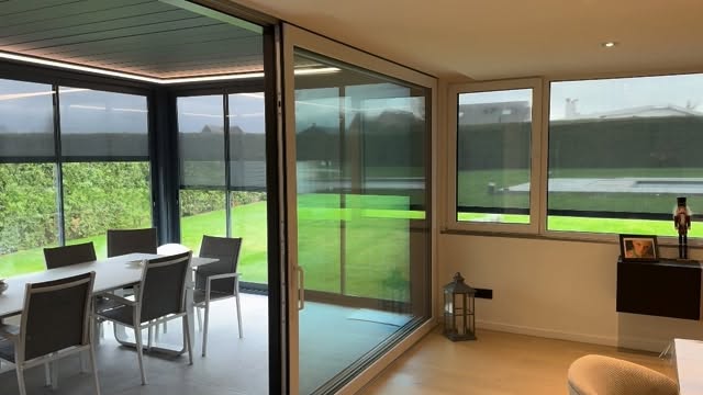 Au départ… petit désaccord dans le couple.
👨 Monsieur voulait une pergola pour profiter du jardin.
👩 Madame voulait une extension pour avoir une vraie pièce en plus.
La solution ?
On a simplement fait les deux.
✔ Pergola à toiture rétractable
✔ Stores intégrés
✔ Extension lumineuse parfaitement intégrée
✔ Éclairage LED périphérique intégré
✔ Projet full options
Résultat : un espace de vie confortable été comme hiver.
Et au final…
tout le monde est d’accord.
Enfin presque.
Monsieur a déjà choisi le coin apéro,
Madame a choisi le coin détente.
⸻
📍 Réalisation sur mesure
📩 Projet de pergola ou d’extension ? Contactez-nous.
www.pergoluxglobal.be
#pergola #pergoluxglobal #extensionmaison #liege #outdoorliving