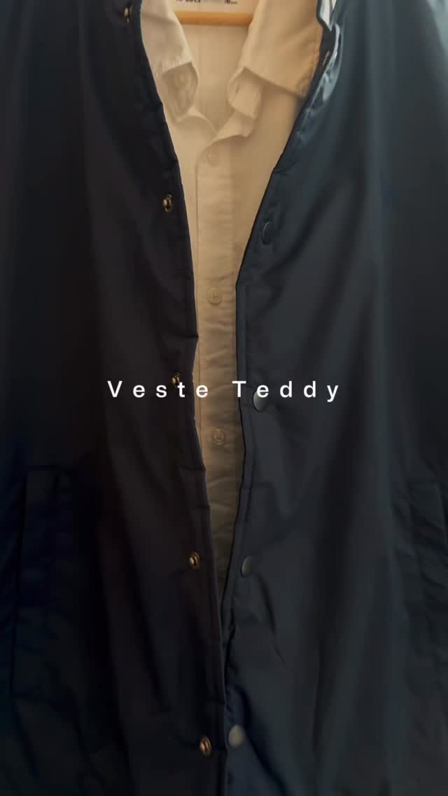 La veste Teddy
Un classique revisité.
La veste Teddy traverse les époques sans jamais perdre son style.
Chez Merci Madame Monsieur, nous l’avons imaginée moderne, confortable et responsable.
Sa matière est 100 % polyester recyclé rembourré, pour une veste à la fois chaude, légère et durable.
Une pièce facile à porter au quotidien, qui accompagne aussi bien un look casual qu’une silhouette plus habillée.
Disponible en quatre couleurs intemporelles :
bleu marine, kaki, bordeaux et noir.
Du XS au 3XL, pour que chacun puisse trouver sa coupe.
Une veste essentielle, pensée pour durer
#mercimadamemonsieur #mmm #teddy #bombers #rouen