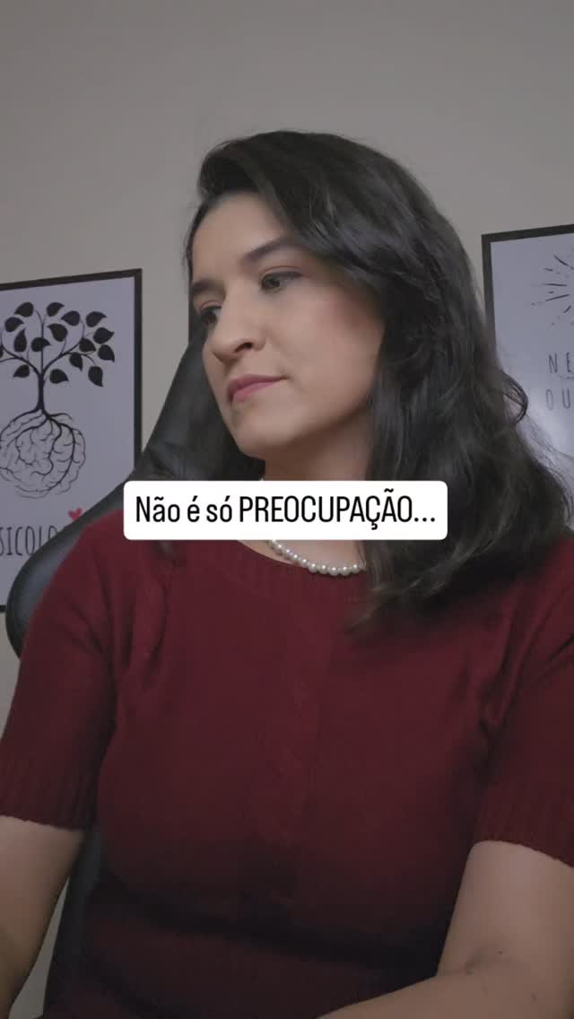 Muita gente chama isso de “preocupação”.
Mas não é só isso.
É uma mente que não desliga.
Que antecipa problemas.
Que tenta prever tudo… o tempo todo.
Mesmo quando nada está acontecendo, o corpo continua em alerta.
Como se você precisasse estar preparada para algo ruim a qualquer momento.
E isso cansa.
Cansa porque você não descansa de verdade.
Cansa porque até nos momentos de pausa a mente continua trabalhando.
E com o tempo, isso vira tensão no corpo, dificuldade de relaxar, pensamentos repetitivos e aquela sensação constante de que algo não está bem.
🌿 Um pequeno passo para aliviar isso agora:
Quando perceber a mente acelerando, não tente “parar de pensar”. Isso só aumenta a ansiedade.
👉 Em vez disso, volte para o corpo:
olhe ao redor e nomeie:
3 coisas que você vê
3 sons que você escuta
3 sensações no seu corpo
Esse exercício simples ajuda o cérebro a sair do futuro e voltar para o presente.
Ansiedade não é exagero.
É um sistema de alerta funcionando além do necessário.
E isso pode ser cuidado.
Na terapia, você aprende a entender esses padrões, diminuir a antecipação constante e ensinar seu corpo a sair desse estado de alerta.
👉 Se quiser entender como funciona a terapia comigo, escreva TERAPIA aqui ou me chame no direct que eu te explico direitinho!