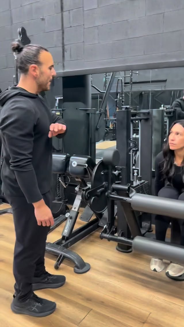 When the weights are definitely too heavy… so the trainer performs the “professional ghost adjustment”
“Don’t worry, I fixed it.”
Meanwhile… absolutely nothing changed.
The real secret of personal training:
Confidence + invisible gains.
.
.
.
.
#FitnessHumor #GymLife #TrainerTricks #WorkoutFails #FitnessReels