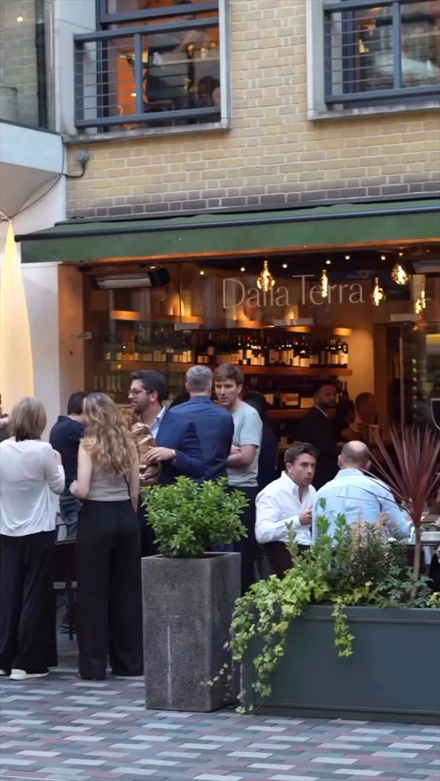 📍 DALLA TERRA VINO BRASSERIA – COVENT GARDEN
• Italian Vino Brasseria in the heart of Covent Garden
• Welcoming guests for 14 years
• Located in a traffic-free courtyard
• Alfresco terrace with heaters and awnings 🍃🍴
• 600+ wines 🍇 from Italy and the rest of the world
• Perfect for pre- and post-theatre dining 🎭
• Ideal for an intimate lunch or dinner
• Great for group bookings 🥂
We look forward to welcoming you.
#DallaTerra #CoventGarden #ItalianWine #LondonRestaurants #PreTheatre #AlfrescoDining #winebar