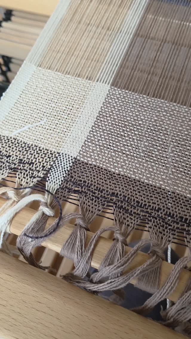 Playing with sett again. 5/2 and 8/2 sett at 20 epi.
#sunriselodgefiberstudio #weaversofinstagram #weaving #handweaving #sett