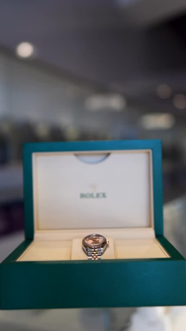 A Rolex Datejust that proves luxury can still have personality. Rose gold and steel with the jubilee bracelet, fluted bezel, and a soft pink dial set with diamond hour markers. Elegant, bold, and unmistakably Rolex — the kind of watch that turns heads before anyone even notices what time it is.
#rolex #rolexdatejust #rolexladydatejust #rosegoldrolex #luxurywatch