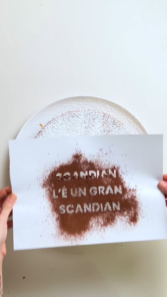 🎡 Fra qualche giorno sarà San Giuseppe e per chi come me è nato e cresciuto a Scandiano questo significa poche ma inscalfibili certezze.
Una di queste è la fiera o meglio i baracconi: gli autoscontri Bacchiega e Degli Innocenti, il calcinculo, il tagadà e il brucomela tutt’intorno alla Rocca e alla scuola che frequentavo da bambina.
Poi c’è la Torta Scandiano ®️ , la cui ricetta è patrimonio - inestimabile e segretissimo - della pasticceria che l’ha inventata. Questa torta vale il viaggio. Se però siete troppo lontani, qui di seguito proverò a proporre una ricetta. Sappiate che non potrà mai neanche lontanamente eguagliare l’originale, ma se proprio non siete di qui, potete provare a consolarvi così. Sappiate che è un tentativo di deduzione, che mi ha vista impegnata in innumerevoli assaggi. Apprezzate il sacrificio.
🥧 Torta Scandiano (secondo me)
125 grammi farina
125 grammi di fecola di patate (o maizena)
100 grammi di farina di mandorle
1 dose (di lievito per dolci)
200 grammi di burro
200 grammi di zucchero
8 tuorli
100 ml di latte
Aroma di mandorle amare (o liquore all’amaretto se vi piace)
100 grammi di noci
100 grammi di cioccolata gianduia
🧑🏻🍳 Mixate tutti gli ingredienti secchi.
Poi aggiungere il burro e sabbiate le polveri.
Infine unite le uova e il latte.
A parte, tritate molto grossolanamente le noci e la cioccolata e mescolatele con un po’ di amido. Questo impedirà che precipitino tutte sul fondo dello stampo durante la cottura.
Aggiungete il trito al composto mescolando delicatamente così da non spezzettare ulteriormente la frutta secca e la cioccolata.
Trasferite tutto in uno stampo imburrato e infarinato e cuocete in forno statico a 180^ per 30 minuti.
Sfornate e lasciate raffreddare.
La torta originale, su cui è raffigurata la Rocca dei Boiardo è ricoperta da uno strato generoso di quello che mi è parso zucchero bucaneve. Non è eccessivamente dolce nonostante sia molto spesso. Potete ottenere una cosa simile mescolando insieme zucchero a velo e amido di mais o cercandolo in negozi specializzati.
(Segue 👇🏻 nel primo commento)
#scandiano #torta #ricetta #recipe #italianfood