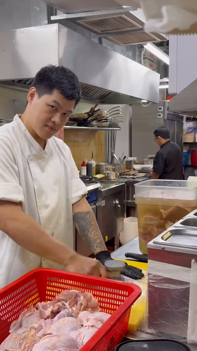 AI is gonna take your job… and probably do it faster too!!!
Lai AI, faster lah! 🤨🙄
#ai #tomboktombok #singapore #halal