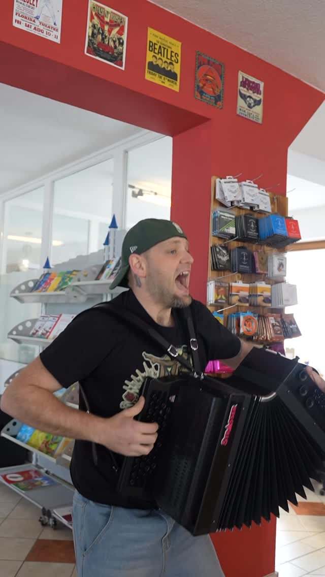 Mit Astrid ins Wochenende ♥️🪗
Wir wünschen euch ein schönes Wochenende und ihr wünscht euch in den Kommentaren euren Lieblingshit für nächste Woche ✌️
#wunschkonzert #harmonika #tirolerschmäh #weekend #musicstore