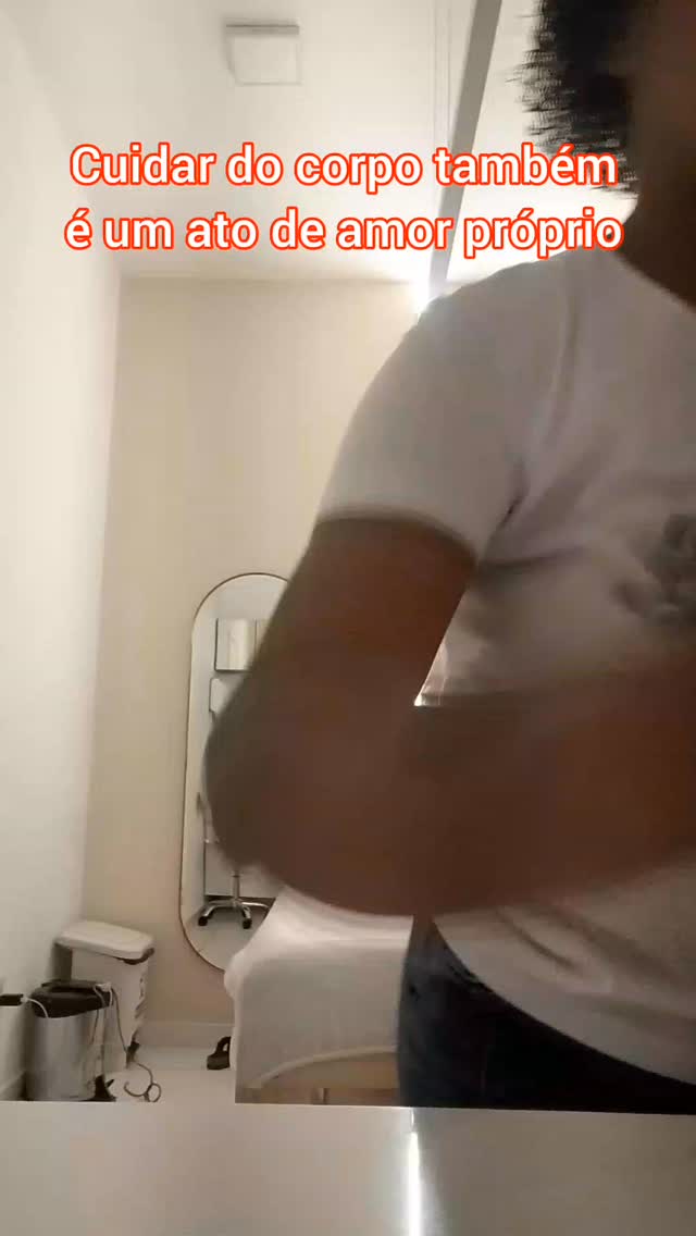 Você sente o corpo assim no final do dia?
O peso nos ombros…
a tensão nas costas…
aquela sensação de cansaço que parece não ir embora.
A rotina, o estresse e as preocupações acabam ficando guardados no corpo.
A massoterapia ajuda a liberar essas tensões, trazendo mais relaxamento, leveza e bem-estar.
Às vezes, tudo que o corpo precisa é de um momento para desacelerar. 🌿
📩 Agendamentos no direct
Atendimento com horário marcado.
#massoterapia
#relaxamento
#autocuidado
#bemestar
#terapiacorporal