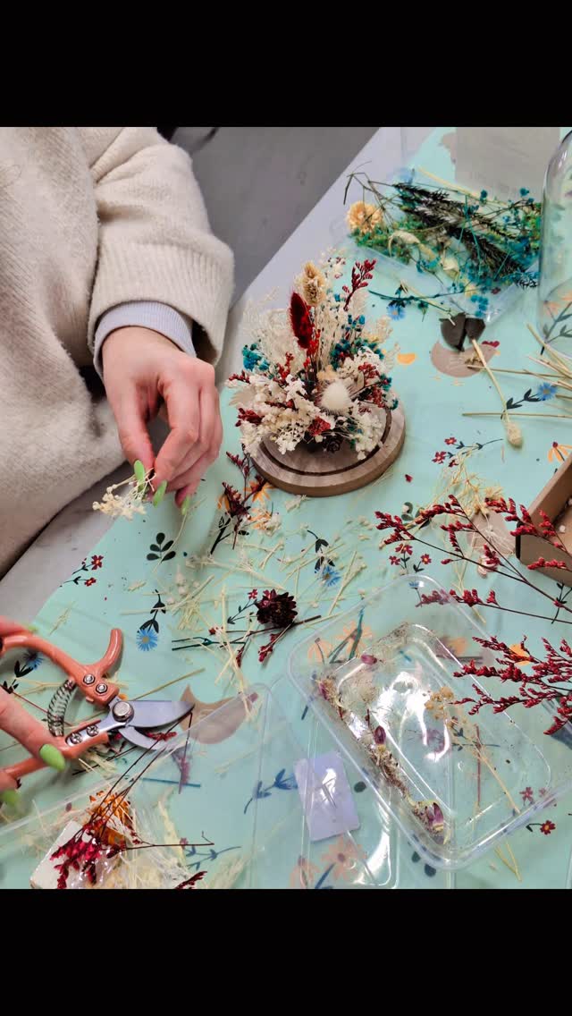 ✨ Prendre le temps de créer… et de se retrouver ✨
Dans nos vies souvent bien remplies, s’offrir une parenthèse créative fait un bien fou.
Les ateliers créatifs, ce n’est pas seulement fabriquer un objet… c’est surtout partager un moment convivial, laisser parler sa créativité et profiter d’un instant hors du temps.
On échange, on rigole, on découvre, on apprend… et surtout on repart avec la fierté d’avoir créé quelque chose de ses propres mains.
Que l’on soit débutant ou passionné, chacun avance à son rythme dans une ambiance chaleureuse et bienveillante. Un moment simple, mais précieux, pour se détendre et faire le plein d’inspiration.
🌿 Créer, partager, et savourer l’instant.
#ateliercreatif #fleursséchées #momentbienêtre #detente #fierte