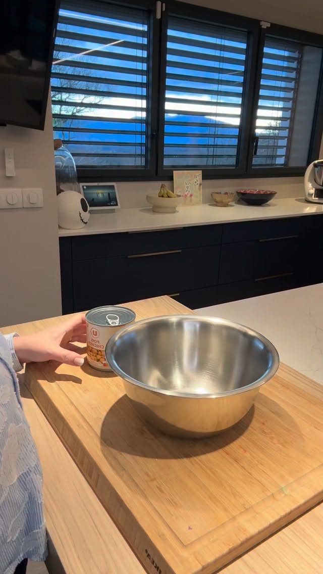 Les parents ont peur que les bébés mettent tout à la bouche… regarde cette activité.
Cette mousse sensorielle magique se prépare en 3 minutes avec un ingrédient de cuisine.
Les bébés adorent :
ils touchent, écrasent, explorent… et recommencent encore.
✨ activité sensorielle bébé
✨ éveil et motricité fine
✨ activité Montessori simple
✨ zéro écran
✨ moment calme à la maison
Chez Child & Home, je crée des activités simples pour aider les parents à occuper leurs enfants loin des écrans, même avec les tout-petits.
Parce que l’éveil et le bien-être des enfants dès le plus jeune âge sont au cœur de tout ce que je partage.
✨ Et bonne nouvelle :
la semaine prochaine arrive le nouveau site Child & Home avec des PDF et e-books remplis d’activités zéro écran pour les enfants.
Et cette activité en fera partie.
👉 Sauvegarde cette idée pour ton prochain moment sans écran avec ton bébé.
#activitébébé
#activitémontessori
#activitéenfant
#jeuzéroécran
#parentalitécréative