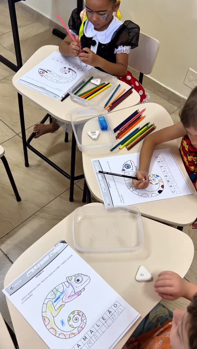Aqui a natureza também inspira o aprendizado! 🦎
Na infância, atividades simples se transformam em momentos de descoberta, criatividade e expressão.
Entre cores e traços, os alunos exploram novas formas de aprender e se expressar. 💛
💚 Venha conhecer a Educar e Crescer!
Acesse educarecrescer.com 📲
#EducarECrescer
#EducaçãoInfantil #Imaginação
#Criatividade