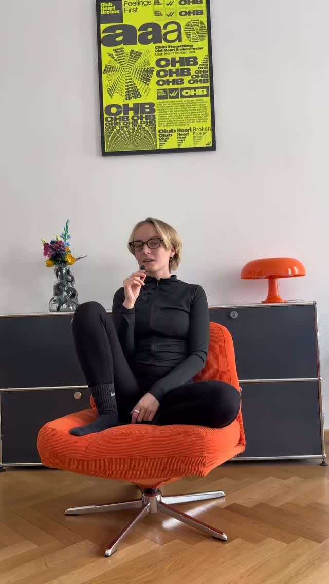 Wie funktioniert eigentlich Sequencing im Yin Yoga?
Sequencing nach Target Arealen ist eine Methode die man gerade am Anfang gut nutzen kann, weil es einem Struktur gibt.
Die einzelnen Haltungen beziehen sich auf jeweils eine der Muskelgruppen.
Die acht Target-Areale sind:
○ Rückenstrecker (Dangling)
○ Quadrizeps (Halber Sattel)
○ Hüftbeuger (Liegende Brücke)
○ Hamstrings (T-Tower)
○ Adduktoren (Libelle)
○ Glutealmuskulatur (Quadrat)
○ Seitliche Bauchmuskeln (Meerjungfrau)
○ Gerade Bauchmuskeln (Schmetterling)
Es geht weniger darum sich streng an dieses Skript zu halten sondern eine Strukut zu bekommen. Pradoxerweiße ist es genau das, was Sequencing mit der Zeit kreativer werden lässt.
Welche anderen Möglichkeiten es gibt, mit dieser Struktur eine Klasse vorzubereiten, lernst du in meiner Weiterbildung🙏🏻
📅📅📅📅
20h Weiterbildung
Yin Yoga 2.0 - Wissenschaft und Praxis vereint
10.04.26 bis 12.04.26 in Berlin
Noch 1 freier Platz😏🤝
#yinyogaausbildung#yinyoga#yogaberlin