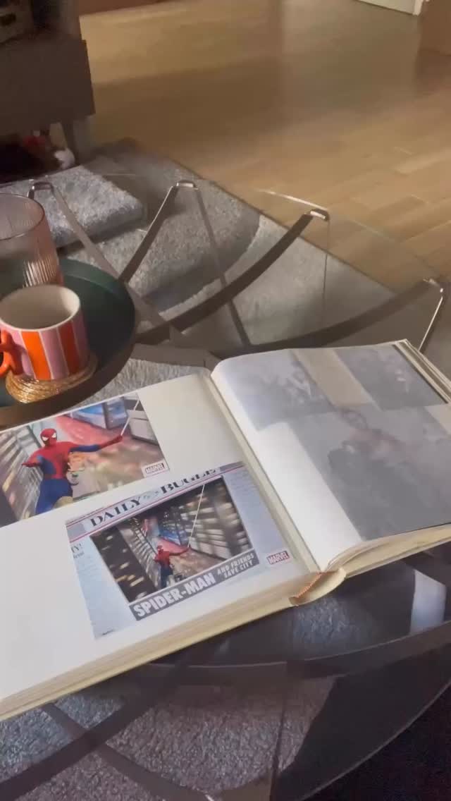 Lorsque le père de mon fils est décédé, je n’arrivais pas à regarder des photos de nous.
Nos dernières vacances en famille, les fêtes d’anniversaire, la soirée où il s’était déguisé en star des années 80…
Ça m’a pris des mois avant d’y arriver.
Et les premières fois, ça m’a été très difficile.
Dans le deuil, chacun fait comme il peut.
Dans les premiers temps, certains ont besoin de regarder les photos de la personne partie.
Pour d’autres, revoir les photos ou les vidéos fait trop mal.
Il n’y a pas de bonne ou de mauvaise façon de faire.
Écoute simplement ce dont tu as besoin… et laisse-toi du temps. 🤍
Et toi ?
Est-ce que regarder les photos t’aide… ou est-ce encore trop difficile ?
#deuil #accompagnementdeuil #vivreledeuil #resilience #apresledeuil