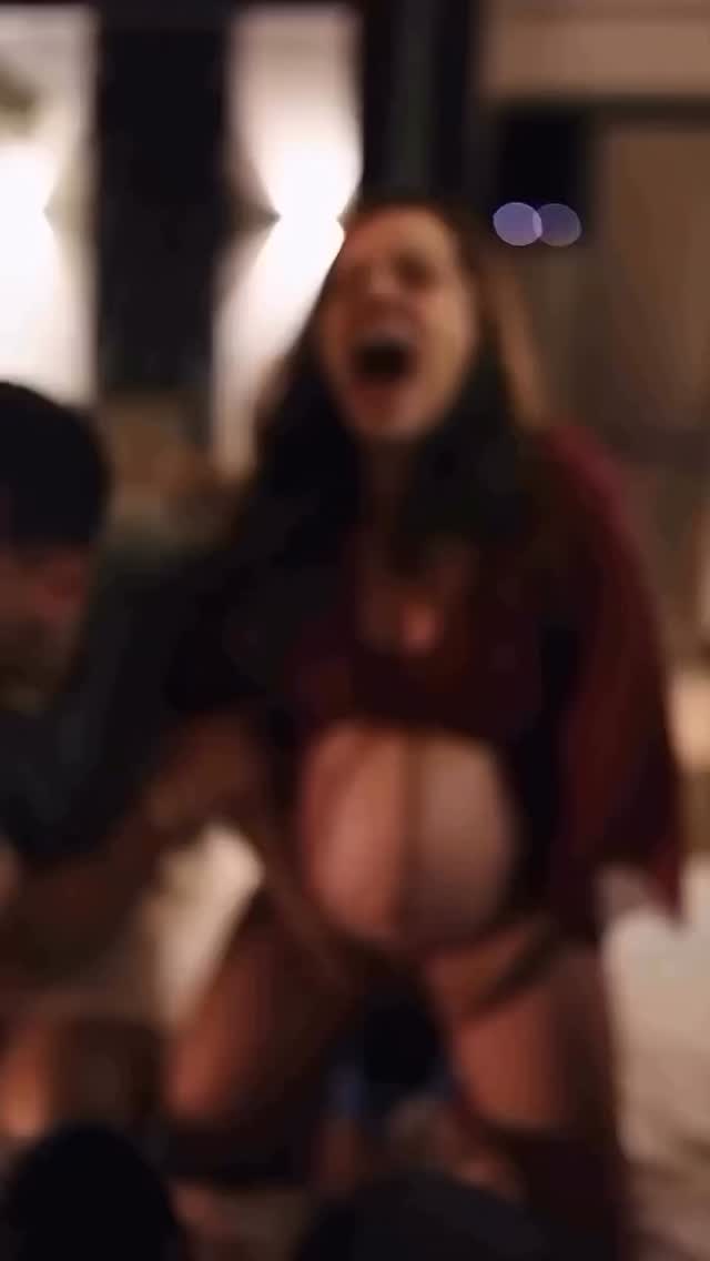 🎥: @jacquelinebrugnola
Some babies are born in quiet, inward spaces.
Soft breaths. Whispered encouragement. A deep, steady unfolding.
And some babies are born to a roar.
Primal. Unfiltered. Power moving through the whole body as it opens.
Neither one is more “right.”
Neither one is more “strong.”
Birth isn’t measured by volume.
It’s measured by the moment a human being moves through intensity, surrender, instinct, and transformation to bring new life into the world.
Whether the room was silent… or shaking with sound…
what emerges is the very definition of power.
And strength.
And the wild capability of the human body.
𝐀𝐥𝐰𝐚𝐲𝐬 𝐫𝐞𝐦𝐞𝐦𝐛𝐞𝐫: 𝐁𝐢𝐫𝐭𝐡 𝐦𝐚𝐭𝐭𝐞𝐫𝐬. 𝐒𝐨 𝐝𝐨 𝐲𝐨𝐮. 💚, @doula.heather.taylor
#PhysiologicalBirth
#BirthIsPower
#UndisturbedBirth
#BirthInstinct
#ConsciouslyConnectedChildbirth ✨