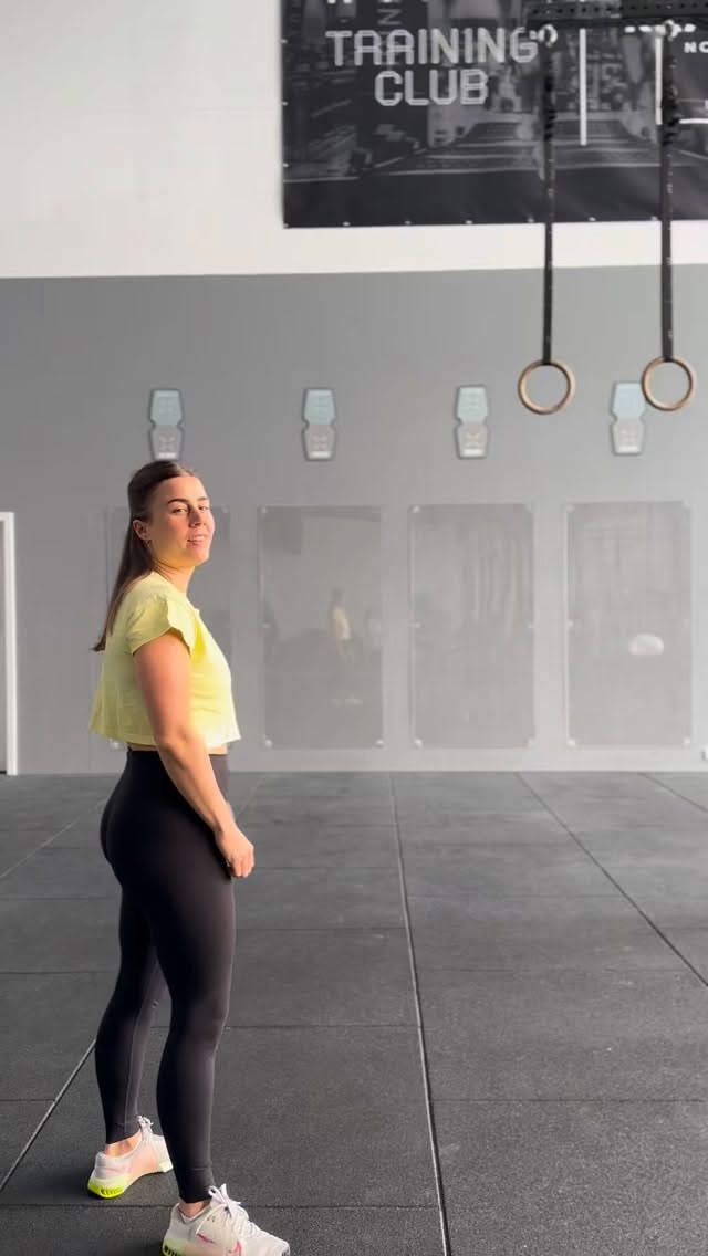 Der Start einer Rückbildung, ein sehr festgefahrenes und gleichzeitig individuelles Thema… 💬
Oft heißt es, Frauen sollen nach der Entbindung warten, bis sie einen Kurs besuchen oder generell mit „Sport“ wieder einsteigen.
Da ist die Frage, wie definieren wir „Rückbildung“ ❓
👉🏼 Rückbildung beschreibt physiologisch den Prozess, bei dem sich die während der Schwangerschaft veränderten Organe – primär der Uterus – wieder in ihren anatomischen und funktionellen Ausgangszustand zurückentwickeln. Dieser Prozess beginnt direkt mit der Geburt der Plazenta…
In einem Rückbildungskurs wollen wir den Tonus und die Reaktionsfähigkeit des Beckenbodens und die Stabilität der Körpermitte wiederherstellen. ICH möchte die Frauen ebenso fit für den Alltag machen ❗️
Viele Frauen steigen sehr früh, teilweise schon nach Tagen wieder in gewohnte Tätigkeiten ein: Haushalt, Maxi Cosi tragen, Baby tragen,…. WARUM soll sie dann 8 Wochen mit dem Training warten, wenn sie mit der Stabilität und dem Kraftaufbau starten könnte, um genau diese Tätigkeiten einfacher absolvieren zu können?
Bereits im Wochenbett kann das Zwerchfell und der Beckenboden durch einfach Atemtechniken aktiviert werden - das ist Rückbildung!
Wichtig❗️Es gibt Verletzungen, die eine längere Liege- oder Ruhephase benötigen! Ebenfalls benötigt die innere Verletzung durch das ablösen der Plazenta eine Genesung! Dies sollte beim Start ins Training berücksichtigt werden!
.
#rückbildungstraining #rückbildung #postpartum #postpartal #fitmum #mums #entbindung #wochenbett #atmung #atemübungen #coaching #mobility #steinfurt