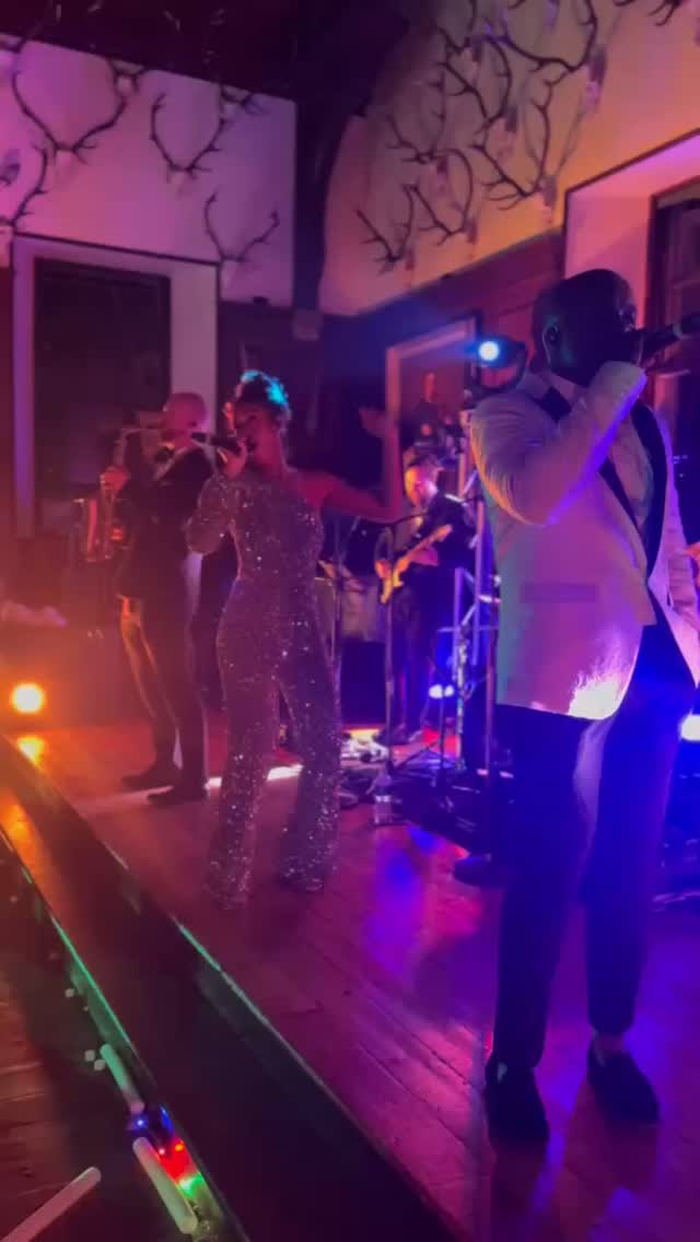 It was a pleasure to play at this beautiful wedding in Scotland this Summer, perfectly planned by our friends at @timelesswhiteweddings
The dance floor was packed all night, while we played a bespoke set list based on the couple’s tastes, including Dance, Pop, RnB, Hip Hop and more.
#weddingbandscotland
#ukweddingband #weddingbanduk #weddingplanner #londonfunctionband