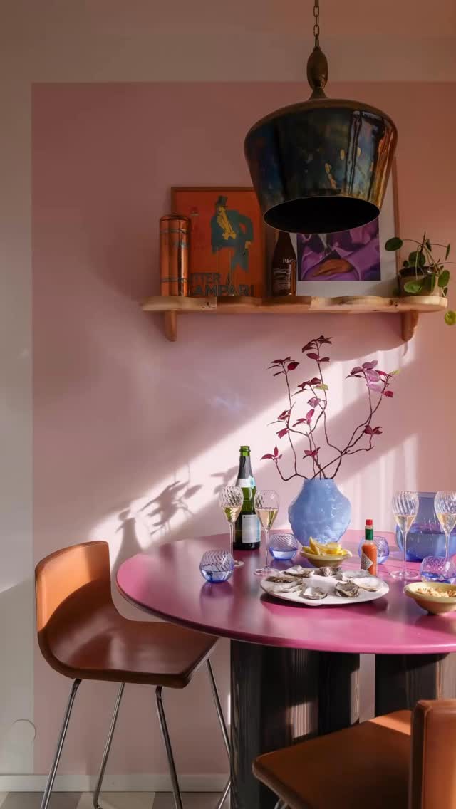 De flesta av mina idéer börjar här…. I vårt hem.
Vårt hem är mer än en plats där vi bara bor. Det är även min kreativa lekplats där jag testar färger, flyttar runt möbler och låter nya idéer ta form.
Om du gillar färgstarka interiörer, genomtänkt design och vintagefynd får du gärna följa med.
#colourfulinteriors
#interiorinspiration
#vintageinterior
#interiorarchitect
#homestudio