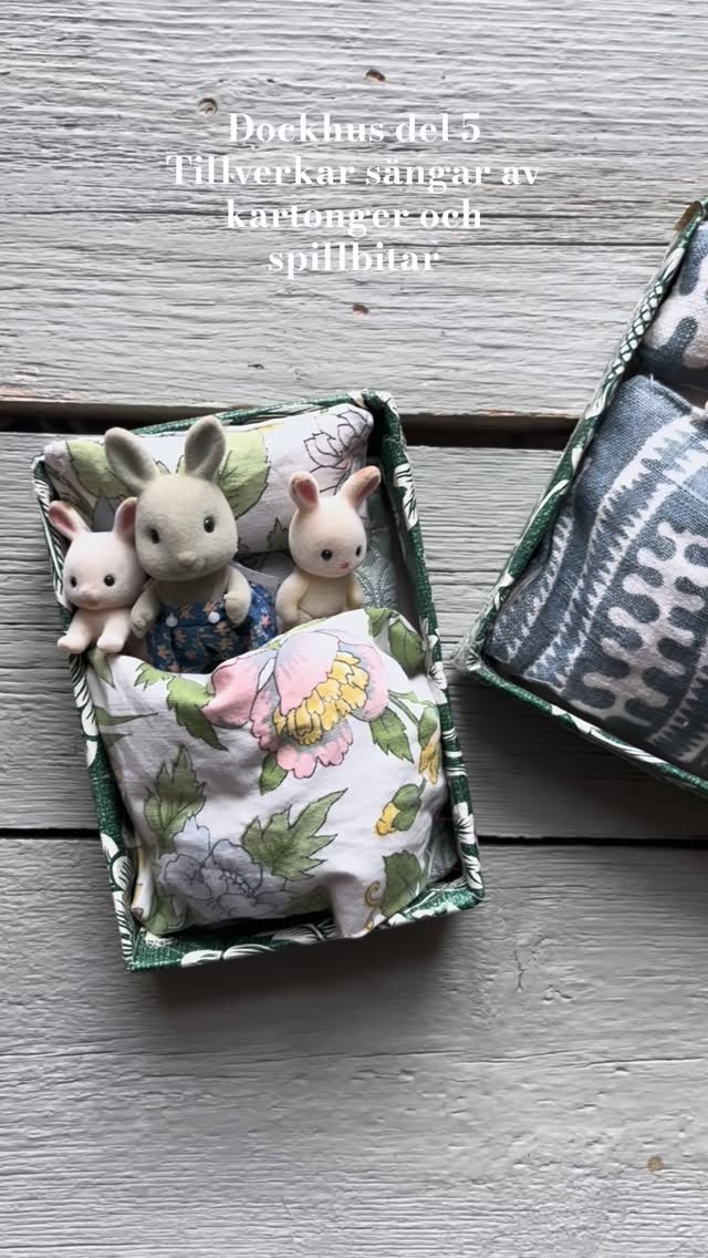 Dockhus del 5: jag hittade inga dockhussängar i rätt storlek så tillverkar av kartonger, gammal tapet och spillbitar av tyg. Snart är dockhusprojektet klart!