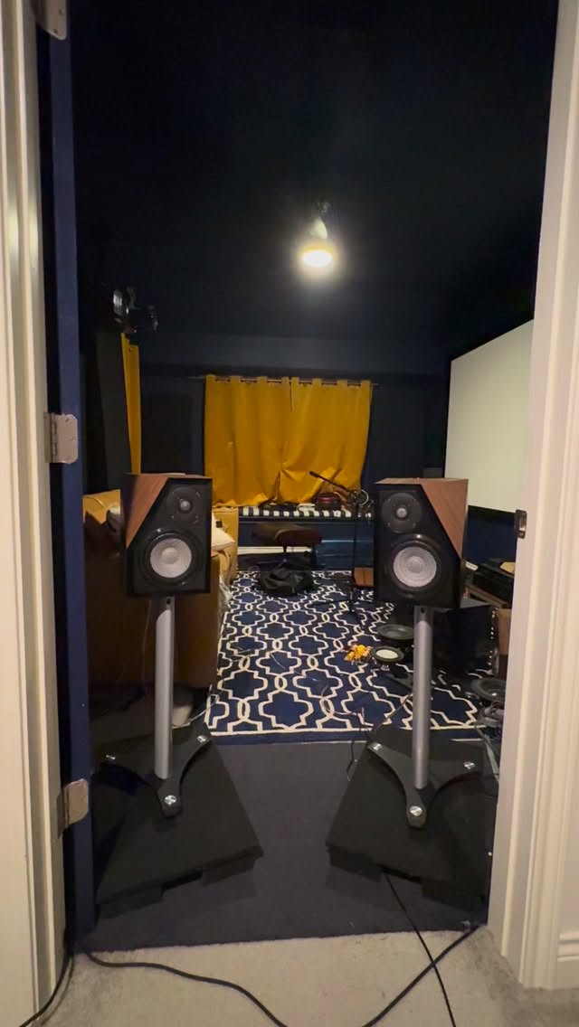 @axpona playlist preview, and yeah this is how we’re currently getting the best listening experience, unfortunately outside the listening room during #sxsw