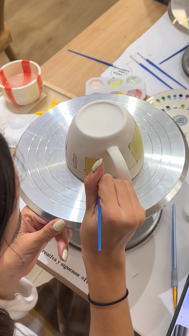 Descubre experiencias creativas únicas decorando cerámica con el mejor acompañamiento profesional en Fusion Color Lab 🍶💫
¡Te esperamos!
📍Carrer Roger de Flor 149 (Barcelona)
#Ceramica #Barcelona #Creatividad #PlanesBarcelona #BarcelonaThingsToDo