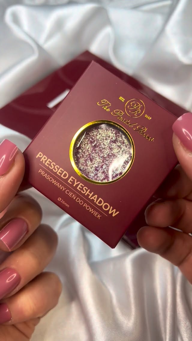 Starlight ✨ — your must-have eyeshadow for every occasion.
Perfect for everyday wear or a night out, it catches the light beautifully and adds a stunning glow to your look. ✨ #swatches #eyeshadows #makeup #thepastelroses