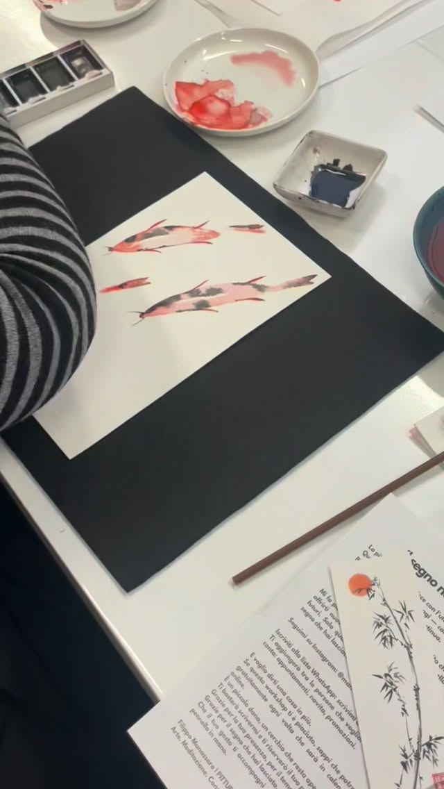 Ci sono gesti che cambiano il ritmo della giornata.
Un pennello che tocca la carta.
L’acqua che incontra il colore.
Il tempo che rallenta mentre il segno prende forma.
Il 22 marzo a Milano ci incontriamo per una giornata dedicata al Saiboku — gli acquerelli giapponesi, una pratica in cui il gesto diventa ascolto e la pittura nasce dall’incontro tra acqua, pigmento e presenza.
Al mattino lavoreremo sul Glicine, lasciando che il segno scenda leggero nello spazio come accade nei suoi grappoli sospesi.
Nel pomeriggio entreremo nel movimento della Carpa Koi, un soggetto che porta con sé energia, direzione e continuità.
Due workshop indipendenti, due modi diversi di attraversare il gesto.
🌿 Mattino — 10.30 / 12.30
Il Glicine
🐟 Pomeriggio — 14.00 / 16.00
La Carpa Koi
📍 Milano · Via Carlo Maderno 4
🎨 materiali inclusi
👥 gruppo raccolto max 8 persone
Il tavolo non è grande: pochi posti, più spazio per il gesto e per il silenzio.
Se senti il desiderio di dedicare qualche ora alla pittura, trovi tutte le informazioni dal link in bio oppure puoi scrivermi direttamente.
#sumie #zenpainting #pitturazen #sumi_ink