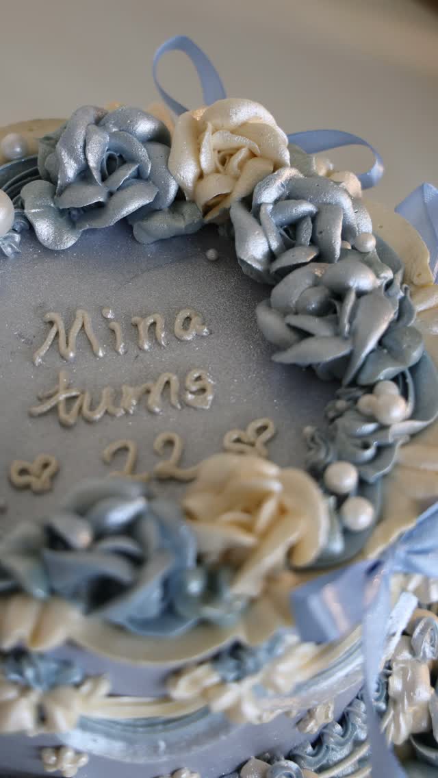 From a plain blue canvas
to a little garden of buttercream.
Let’s decorate this cake together for Mina. ✨
A soft vintage moment in blue 💙
.
.
.
.
.
.
.
.
.
.
.
.
.
.
.
.
.
.
#instacake #cakedesign #londoncakes #cakestagram #cakedecorating
