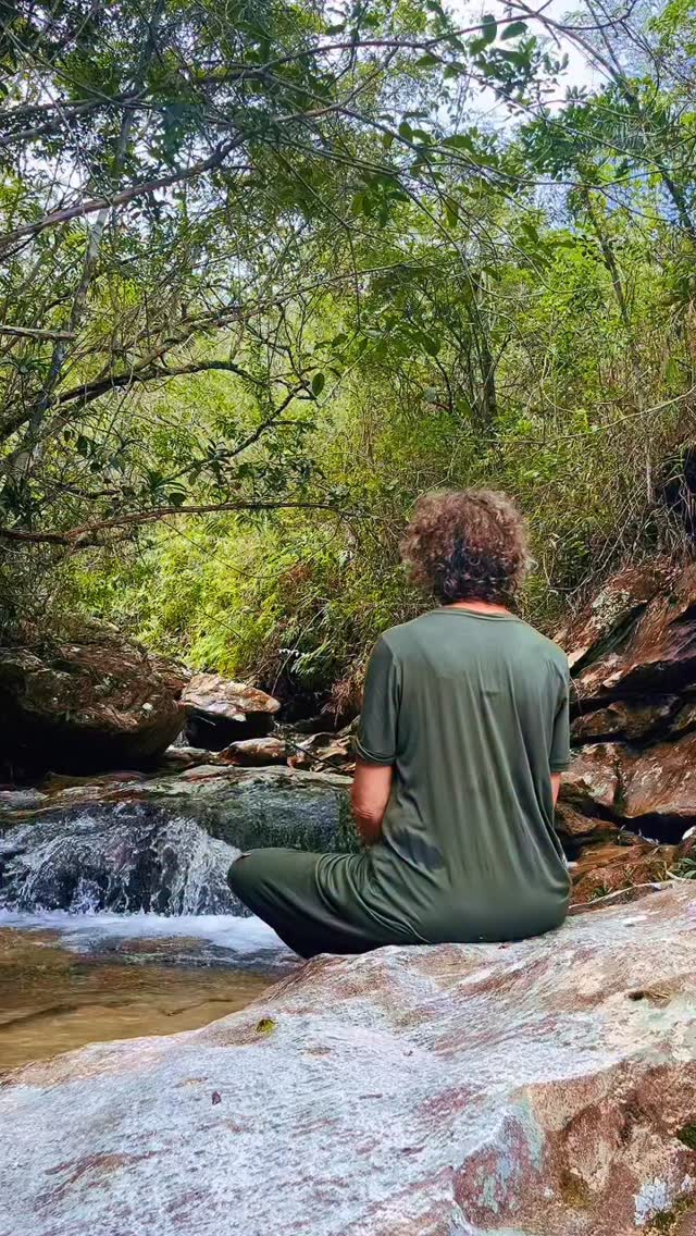 O tempo passa, tudo segue em movimento. E a Vida É, sempre aqui, sempre agora, para ser experiência dada.
A Vida não para.
Enquanto estou engajado(a) no fazer, no ter, no conseguir, no querer, na ocupação mental, não experiencio a vida na sua totalidade.
Quando realmente paro e me entrego ao presente, ao que é, aqui e agora, sem resistência ou agenda, paro de tentar gerenciá-la e começo a vivê-la.
Na verdade, não é a Vida que para para mim. Sou eu que paro para senti-la, degustá-la e vivenciá-la com presença, consciência e atenção plena.
A Vida É tão rara… Ela é para ser vivida, não gerenciada.
Humana aprendendo a Ser
Eu Sou aqui
Eu Sou aí
Silvana da Cunha
Cientista Intuitiva • Alquimista • Mentora • Palestrante • Consteladora Sistêmica Familiar • Terapeuta Holística • Fundadora da TQC Cura Quântica®️ e do Despertar Quântico da Consciência
www.florescimentocriativo.com