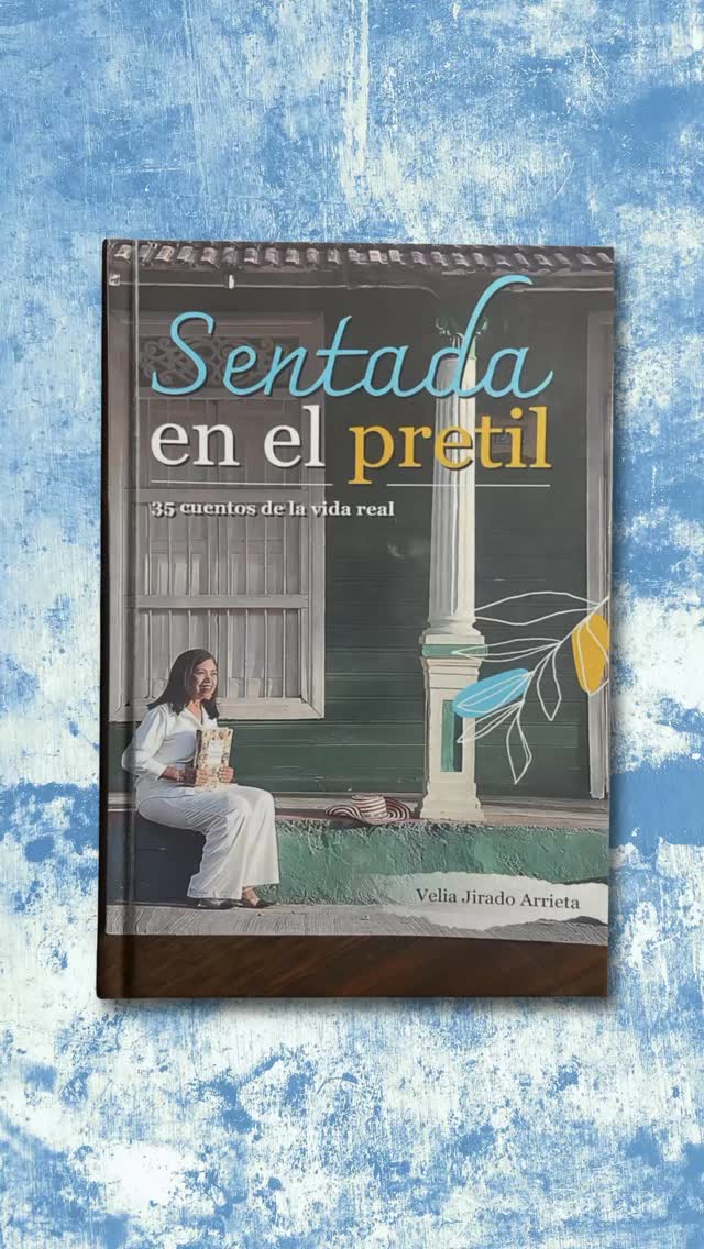 #martesderecomendarlibros👌🏼
📖Sentada en el pretil es un libro divertido. Sus relatos están llenos de conversaciones inesperadas, “metidas de patas” y anécdotas que se quedaron grabadas en la memoria de Velia Jirado para transformarse en treinta y cinco cuentos originales llenos de humor y cercanía.
✍️Con una escritura ágil la autora nos demuestra que la literatura es la vida misma, que incluso los momentos más simples de la vida diaria pueden contener historias dignas de ser contadas.
🚖🧑🏽💻🕺🏾En estas páginas desfilan personajes fáciles de reconocer: vecinos, taxistas, mototaxistas, empleados, profesores, estudiantes, bailarines, en fin, un mosaico de nuestra gente que refleja, con gracia y espontaneidad cómo somos en el Caribe.
👀Sin embargo, el encanto de este libro no radica solo en el humor. Detrás de muchas de estas historias también se percibe una mirada atenta a la condición humana, a esas pequeñas contradicciones y sorpresas que forman parte de la vida de todos. Velia Jirado se detiene con sensibilidad en personajes que cargan penas o fragilidades, y logra mostrar cómo, incluso en medio de lo cotidiano, se esconden emociones profundas.
En algunos relatos el tono ligero se transforma en una reflexión más íntima. Aparecen entonces historias que conmueven: ancianas enfrentadas a los estragos de la vejez o de la pérdida de la memoria, jóvenes que luchan con sus propios conflictos interiores, personas solitarias que encuentran en una conversación casual un instante de compañía. La autora deja que la humanidad de sus personajes se revele con naturalidad.
Es precisamente esa combinación —el humor que hace sonreír y la sensibilidad que invita a pensar— lo que le da al libro su mayor riqueza. Porque, al final, estas historias nos recuerdan que la vida cotidiana está hecha no solo de ocurrencias y momentos divertidos, sino también de esas emociones silenciosas que nos acercan unos a otros….
Reseña completa: www.lachaza.com