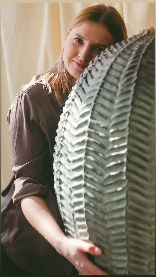 Un retour qu’on attendait avec impatience !
C’est avec beaucoup de plaisir que nous retrouvons Ksenya Polyakova, céramiste et potière russe, pour une masterclass du 30 octobre au 1er novembre 2026.
Figure de la céramique contemporaine, Ksenya s’est fait une spécialité des grandes formes tournées — des pièces qui dépassent parfois sa propre hauteur. Une prouesse rendue possible non par la force, mais par une méthode de travail entièrement développée par ses soins. En quelques années à peine, elle a formé plus de 500 élèves et fondé sa propre école près du domaine de Polenovo, en Russie.
Ksenya connaît déjà bien notre atelier À tour de bras — et c’est précisément ce qui rend ce retour si beau. Certaines rencontres artistiques ont cette qualité rare : elles donnent envie de nous revoir.
À très vite, Ksenya ! 🤍
#stagedepoterie
#potterymasterclass
@atour2bras