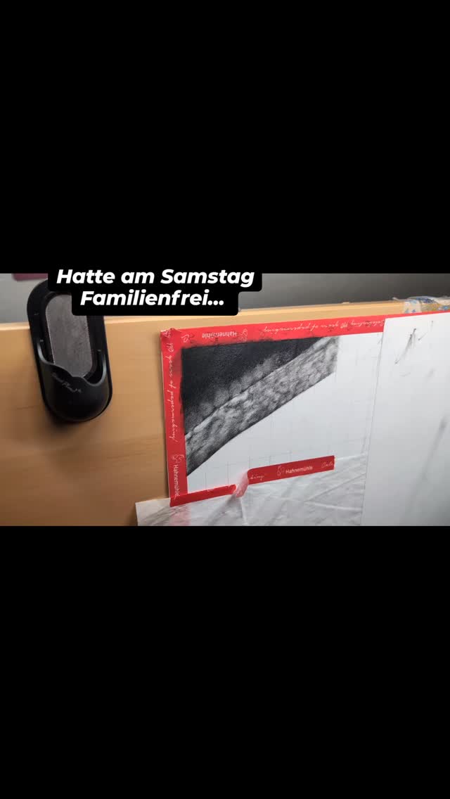 Der erste Schritt ist getan... Manchmal fällt es mir schwer mit der Ausarbeitung zu beginnen, weil ich die Skizzen so gut finde, dass ich Angst habe es zu versauen.
Aber wenn man dann Mal begonnen hat geht's dann doch.
Ich habe hier natürlich auch volles Risiko: ein solches Werk in A2 mit stiften die ich noch nie getestet habe.
Bin halt ein unerschrockener Rebell 😜
Hard Rock in Kunst...
#hyperrealism #photorealistic #cretacolor #staedtler #myownartology