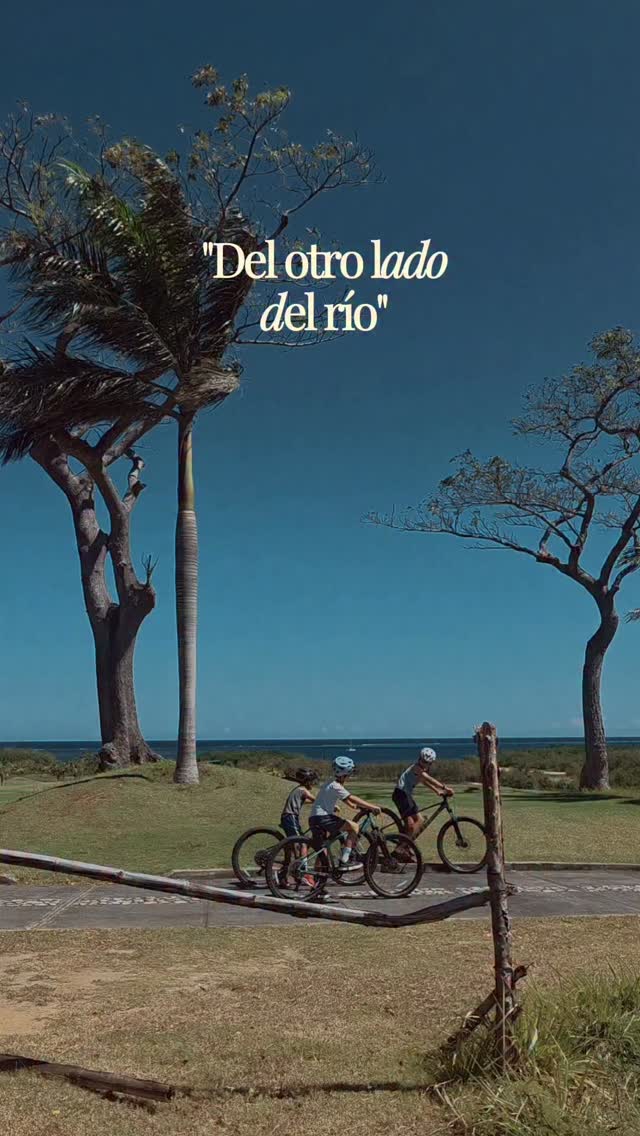 🤍 Siempre estaré del otro lado del rio...
De todo lo que he escrito hasta este momento de mi vida, esto es lo que siento más importante. Es el mensaje que quisiera dejarles.
Hoy lo dejo aquí con la esperanza de que un día ellos lo verán y tambien lo comparto por si puede traer algo ( lo que sea) para ti 🫂
Queridos hijos,
No me he ido realmente,
solo cambié de piel.
A un traje transparente,
de consciencia infinita y alma fiel
Extrañaré sentir sus abrazos en mi cuerpo,
Aunque ellos ya quedaron impregnados en mi ser
Y aún cuando ustedes no puedan verme,
si escuchan dentro suyo sentirán que nuestro amor no deja de crecer
Ya no vivo en casa con ustedes
Y aún así he vuelto a mi hogar
El mismo que les abrirá las puertas
Cuando su momento de transición ha de llegar
Y ahi estaré, espernaod por tomarles la mano y recorrer juntos la inmensidad,
Del cosmos y del cielo
y de todo lo que sea que exista más alla
Asi que mientras tanto
Vivan mucho y coman rico
ni tanto apio ni tanto ron
Y a la hora de ir eligiendo caminos
Porfavor no olviden escuchar su corazón
Bailen con luna llena
Y entren de noche en el mar
Sean amables y compasivos
Con cada ser de este lugar
Escuchen más de lo que hablen
no tomen más de lo que dan
Miren su mente con distancia
Para que su verdadera naturaleza puedan recordar
Amen sin miedo a arriesgarlo todo
canten a todo pulmón
sepan cuando refugiarse en el silencio
y cuándo darle voz a su sabia opinion
Y asi cada noche, cuando cierren sus ojos,
y agradezcan el dia,
recuerden nuestras canciones y pomas con alegria
Y entréguense al sueño
al inmenso vacio
sabiendo que su mamá siempre está
del otro lado del rio.
#paramishijos #poema