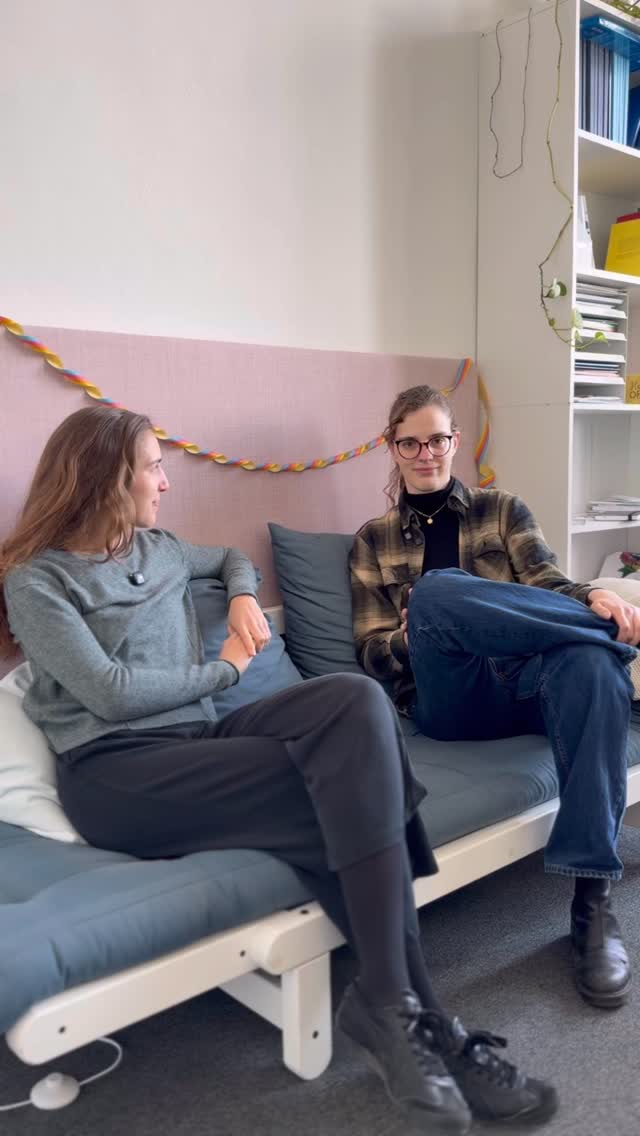 🏳️🌈 Zwei Männer, heimlich verliebt im Profisport – Serien wie Heated Rivalry begeistern gerade viele Menschen. Aber während wir solche Geschichten feiern, zeigt die Realität im Männersport noch immer ein anderes Bild.
In der Fußball-Bundesliga der Männer hat sich bis heute kein aktiver Spieler öffentlich als nicht hetero geoutet. Nicht, weil es sie nicht gibt – sondern weil das Umfeld oft noch nicht sicher genug ist.
Dabei zeigen viele Athlet*innen, z. B. bei den Olympischen Winterspielen, dass Offenheit möglich ist. Trotzdem braucht es echte Unterstützung durch Verbände, Vereine und Politik, damit queere Sportler*innen wirklich geschützt sind.
Queere Liebe ist kein Skandal und keine Provokation.
�Queere Identitäten sind Teil unserer Gesellschaft – in jedem Stadion, in jeder Sporthalle, auf dem Eis und auf jeder Tribüne. Sie gehören nicht auf die Ersatzbank. Sie gehören auf das Spielfeld. ⚽🏒⛸️🏊
#Pride #QueererSport #LGBTQIA #SportFürAlle #Fußball