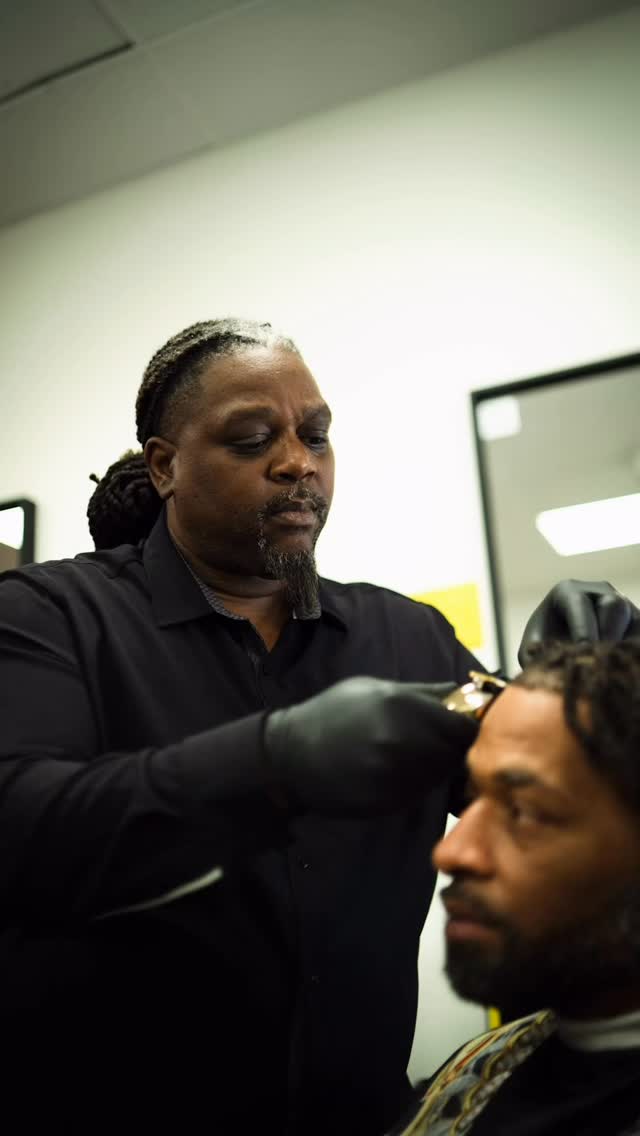 Bull @dombully83 Puttin Hair on the Floor at @cutbargarnersferry located inside the Walmart on garners ferry road in Columbia S.C. #ftjacksonbarber #columbiabarber #columbiabarbershop #northeastbarber #sodacitybarber @frankie_fadedit