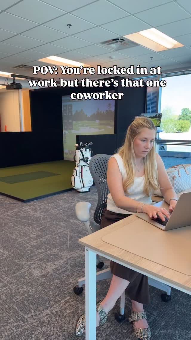 Thereโs always that one colleagueโฆ @ari_macioce @_lex_onthebeach
#workhumor #officehumor #officelife #coworkersbelike #coworkers