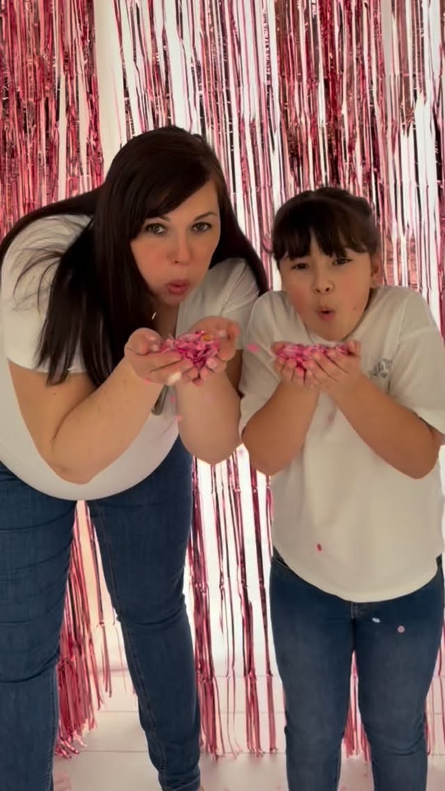 Mommy&me🌸
Die meisten Mamas haben tausend Fotos von ihren Kindern. Vom ersten Lächeln, den ersten Schritten, vom Alltag.
Aber wenn man später durch diese Erinnerungen schaut, merkt man oft etwas.
Mama fehlt auf vielen Bildern.
Diese Momente gehören euch beiden.
Das Lachen. Das Kuscheln. Das kleine Chaos.
Und genau das halte ich für euch fest.
Für diese besondere Aktion habe ich ein florales Mommy-&-Me Set vorbereitet – zart, verspielt und voller Liebe.
Und für alle, die es wild mögen, gibt es auch ein Konfetti-Set für echte Lachmomente.
Und weil diese Erinnerungen zu wertvoll sind,
um sich für nur ein paar Bilder zu entscheiden:
Bei dieser Aktion bekommt ihr einfach alle Fotos.
✨ Mommy & Me Sessions
🌸 ca. 30 Minuten Shooting
🌸 florales Set + Konfetti
🌸 alle Bilder inklusive
299 €
Inkl. MwSt.
Die Termine sind bewusst limitiert,
damit jede Mama genügend Zeit bekommt.
Link zur Buchung & Anzahlung findest du in der Story.
#merastudio #mommyandme #kinder
MOMMY AND ME MAM KIND LIEBE ZEIT