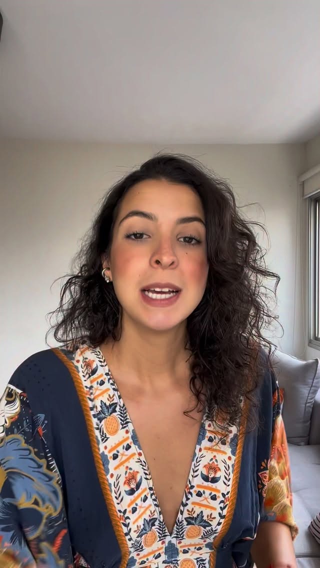 Calor não estraga fruta.
O calor acelera processos naturais.
No verão, as frutas respiram mais rápido, amadurecem mais rápido e também estragam mais rápido. Isso é fisiologia vegetal, não defeito.
Aprender como o alimento funciona ajuda a:
✔️ reduzir desperdício
✔️ conservar melhor
✔️ fazer escolhas mais inteligentes
Ciência também é ferramenta de cozinha 🧠🍓
#frutas #verao #supermercado