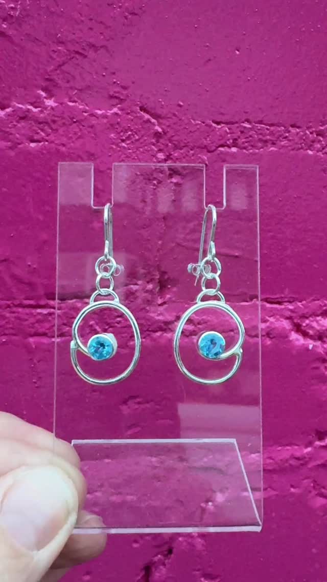 Today I finished these sparkly Swiss blue topaz and silver dangly earrings. They were made as a special order for a lovely customer at @prettyflyworkshop and they will be making their way to them this week βοΈβοΈ
#silverjewellery #swissbluetopaz #earrings #abbyfilerjewellery #handmade