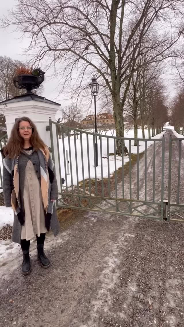 Har du hunnit läsa eller lyssna på min historiska roman Borgens barn ännu? I en serie filmklipp kommer jag att ta dig med till platserna där boken utspelar sig.
De allra flesta byggnaderna finns faktiskt kvar, fyrahundra år senare men på Räfsnäs kungsgård har den nuvarande mangårdsbyggnaden ”bara” trehundra år på nacken. Det här är platsen där mina huvudkaraktärer Ragna och Nils växer upp i början av 1600-talet.
Och ta sen och läs boken vetja! Den har fått väldigt fina betyg så här långt.
Vill du se hur slottet Wik söder om Uppsala ser ut så finns ett klipp om det också. Och snart tar vi en tur till Gripsholms slott, även det en plats som har stor betydelse i boken.
#strängnäshistoria #historiskamedia #bokseriensläkten #räfsnäskungsgård #historiskroman