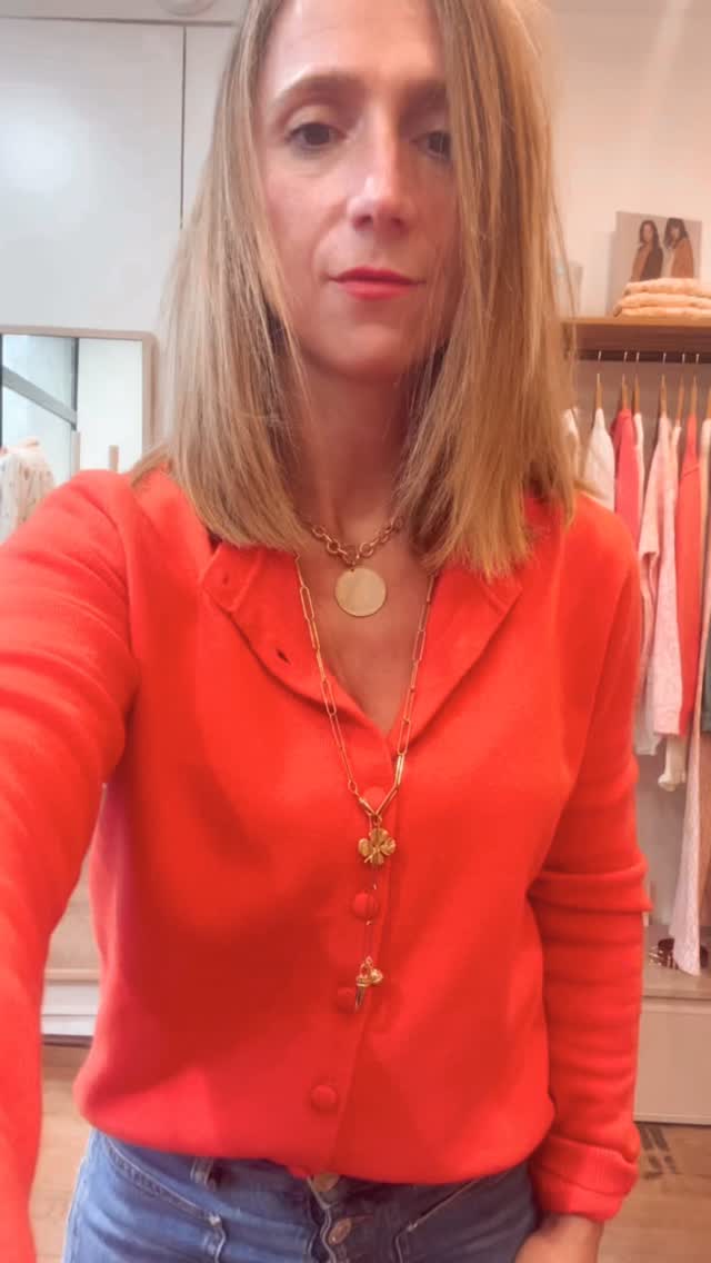 Look du jour: gilet Geski 100% laine 125€, collier Lagos 125€ plaqué or, sautoir Lisbonne 95€ plaqué or (sur commande uniquement) et earcuff Philia 35€. Tout est disponible sur site www.filledavril.com