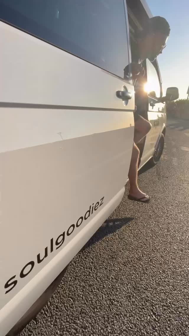 Hey surfliefhebbers en avonturiers!
Zin in een onvergetelijke zomerse trip? 🌞🏄♂️ Grijp je kans en huur onze Volkswagen California!
Pak je surfboard, zonnebril en een goede dosis avontuur en beleef de ultieme vrijheid op vier wielen. Of je nu een doorgewinterde surfer bent of gewoon zin hebt in een roadtrip vol zon en zee, dit is je kans!
Dus waar wacht je nog op?
👉🏽👉🏽👉🏽Reserveren kan via de link in Bio 👈🏽👈🏽👈🏽
Hang loose
🏄🏽♂️🏄🏽♀️🌅🌊🚙😎