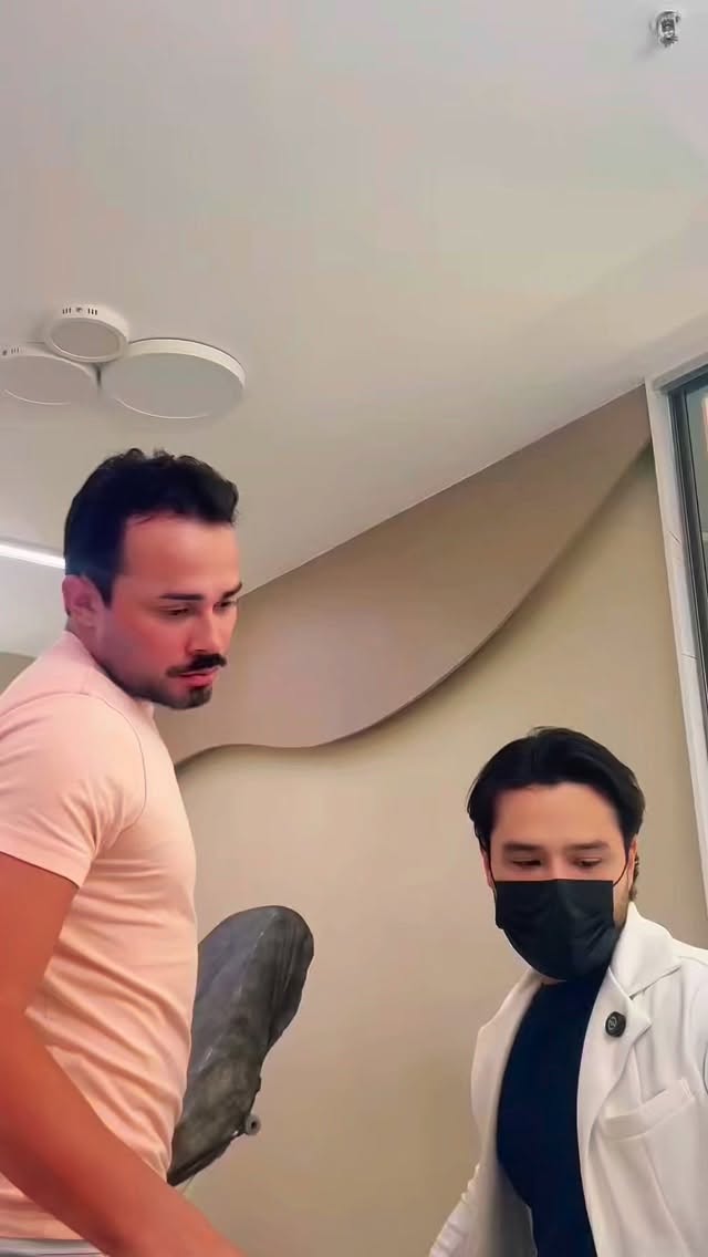 O Igor (@igorafaelcosta) veio de Belém do Pará até o Rio de Janeiro pela primeira vez em 2023, realizou o procedimento inicial e, desde então, seguimos acompanhando sua evolução.
Agora, um ano após a última visita, ele retornou apenas para manutenção do resultado, mostrando exatamente como funciona um protocolo bem planejado: acompanhamento ao longo do tempo para manter qualidade, proporção e naturalidade.
Desta vez, optamos pela aplicação de bioestimulador de colágeno, com o objetivo de melhorar ainda mais firmeza, densidade tecidual e qualidade da estrutura, potencializando o resultado já conquistado.
Esse é o conceito que sempre explico aos pacientes: não é apenas um procedimento, é um processo de evolução e manutenção.
👉 Se você quer entender como funciona esse acompanhamento e quais protocolos são indicados para o seu caso, me chama no Direct ou no WhatsApp.
#DrRhuanQueiroz #HarmonizacaoIntimaMasculina #BioestimuladorDeColageno #AutoestimaMasculina #EsteticaMasculina Belém RioDeJaneiro ResultadosReais