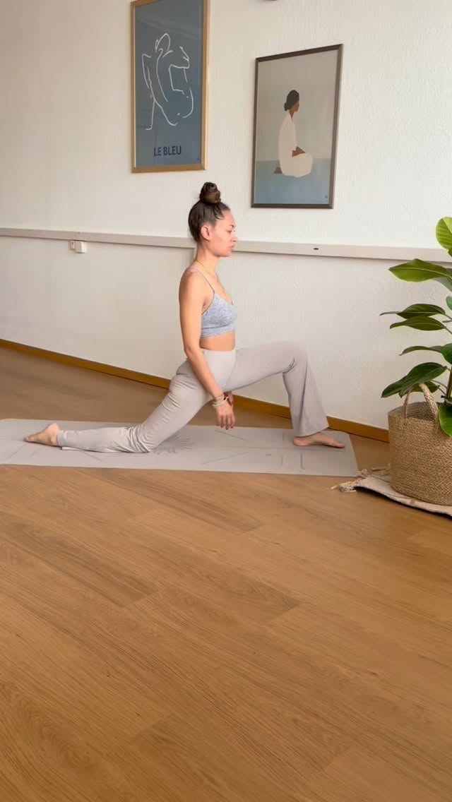 flow en fente basse avec le genou au sol, pour créer de l’espace dans le corps✨
On vient doucement ouvrir les hanches, relâcher les tensions accumulées et laisser le bassin s’alourdir vers la terre.
Les mouvements de bras accompagnent la respiration pour ouvrir la poitrine, le cœur et l’espace entre les omoplates.
À chaque inspiration, on s’allonge.
À chaque expiration, on relâche un peu plus.
Un moment pour mobiliser, respirer et libérer, tout en douceur.
Parce que parfois, il suffit simplement de ralentir et de bouger avec conscience pour que le corps se sente plus léger. ✨
Prends le temps, respire… et laisse le mouvement faire le reste.
Ma brassière @prozis @prozisfrance
#yoga #yogateacher #yogapractice #yoganyon #yogaflow