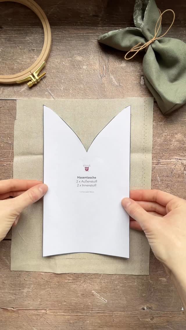 Dieser Hasenbeutel ist das perfekte kleine Ostergeschenk 🐰✨
Du möchtest dir auch so einen niedlichen Hasenbeutel nähen und besticken? Dann kommentiere unter dem Video einfach „Hase“ und ich schicke dir direkt die Links zum kostenlosen Schnittmuster von @diy_eule und zu meiner passenden Stickvorlage.
Die Stickvorlage übertrage ich übrigens ganz einfach mit dem Transferpapier von @prym.consumer auf den Stoff.
Speicher dir das Video am besten direkt für deine Oster-DIY-Liste 🧵
#nähenfürkinder #osterdiy #stickenlernen #ostergeschenk