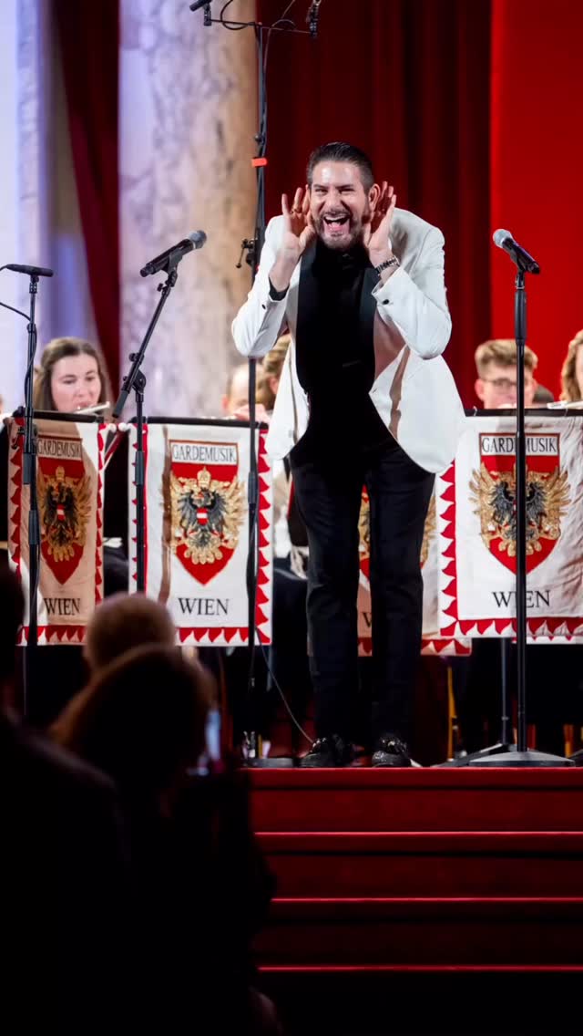 📍 Wiener Hofburg
Singen, feiern und Gutes tun! 🎶🇦🇹🎂🎺🥳
Was für eine unvergessliche Geburtstags-Gala in der ausverkauften Wiener Hofburg! Gemeinsam mit der Gardemusik des Österreichischen Bundesheeres konnte ich meinen Geburtstag voller Musik und Emotionen erleben – und das für den besten Zweck: Menschen unterhalten & helfen 🫶
Dank eurer unglaublichen Unterstützung konnten wir über 22.000 Euro für meinen Benefizverein HILFSTÖNE sammeln! ❤️
Auch wenn es mein erster Geburtstag ohne meine Mama war, hat dieser Abend – gemeinsam mit meiner Familie, Freunden und dem Bundesheer für Menschen in Not zu singen – meinem Ehrentag einen ganz besonderen Sinn gegeben. 🎖️🎤 🎶
Ein riesiges Dankeschön an die Garde, alle Gratulanten, Sponsoren und Weggefährten für dieses Geburtstagsgeschenk!
#ClemensUnterreiner #birthday #Hofburg #Bundesheer #hilfstöne @Clemens Unterreiner @diegarde @hilfstoene 📸©️CU | Garde | A. Tischler | BMLV/Carina KARLOVITS